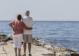 Dos turistas mayores, en una imagen de archivo.