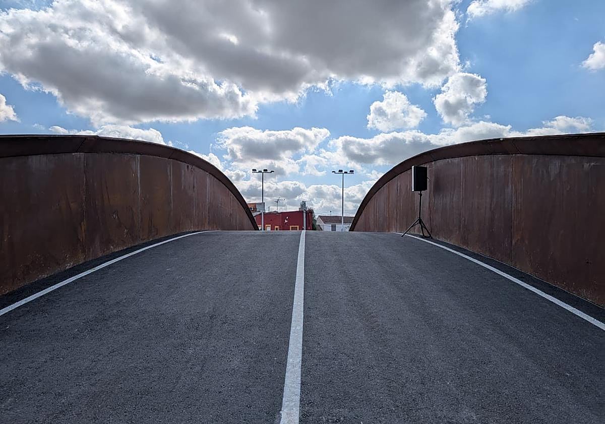 Imagen principal - La apertura del puente de El Raal acaba con cuatro años de separación entre Murcia y Beniel