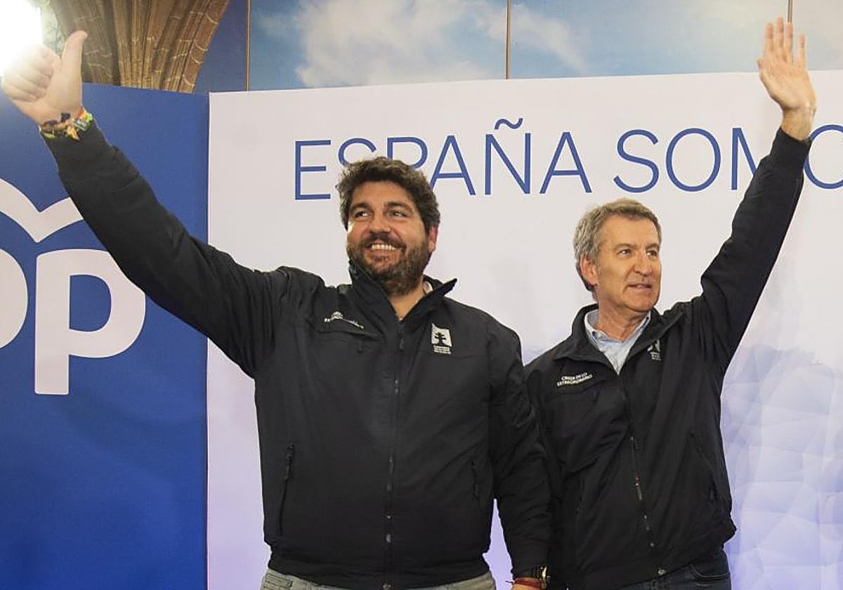 López Miras y Feijóo saludan a los asistentes a un acto de simpatizantes celebrado en noviembre del pasado año en Caravaca.