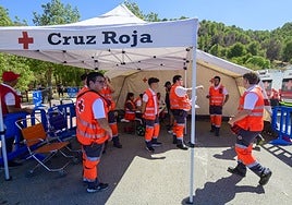 Efectivos de Cruz Roja, junto al santuario de la Fuensanta en Algezares.
