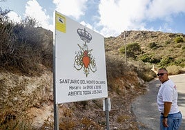 El hermano mayor, José Antonio García, señala la cámara instalada en un poste, en la subida.