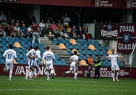 Los jugadores del Tenerife celebran uno de sus goles en Pontevedra, el pasado domingo.