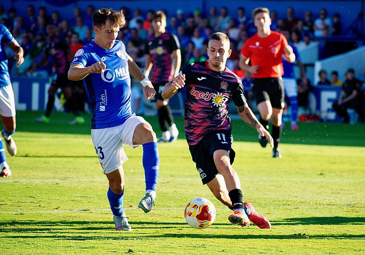 Pipo, extremo del Águilas, intenta dejar atrás al lateral Sierra, en el partido ante el Linares.