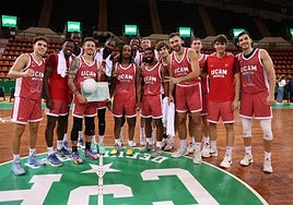 La plantilla del UCAM posa con el trofeo de Limoges conquistado el domingo en tierras francesas.