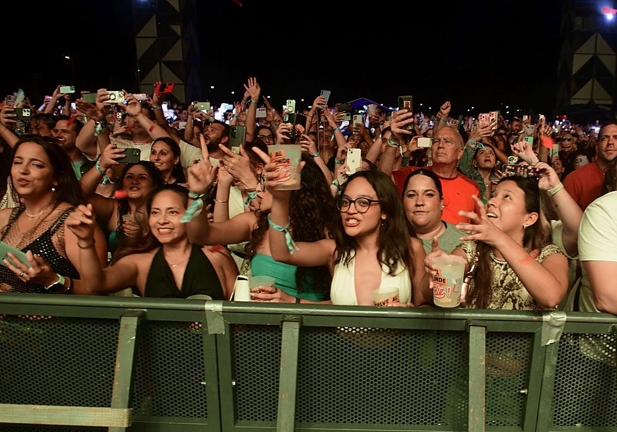 El público disfruta en las primeras filas durante uno de los conciertos de I Love Reggaeton el pasado año en Murcia.