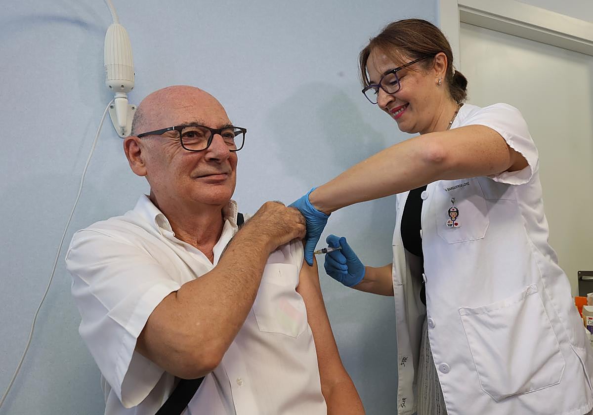 Una enfermera vacuna a un hombre frente al neumococo, este miércoles, en el centro de salud Murcia Sur.