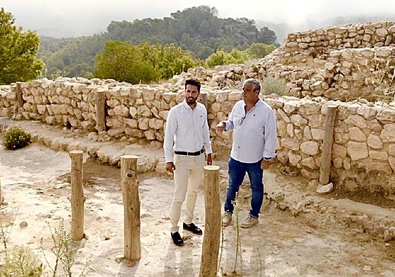 Patricio Sánchez junto al alcalde de Pliego, Antonio Huéscar, ayer, en La Almoloya.