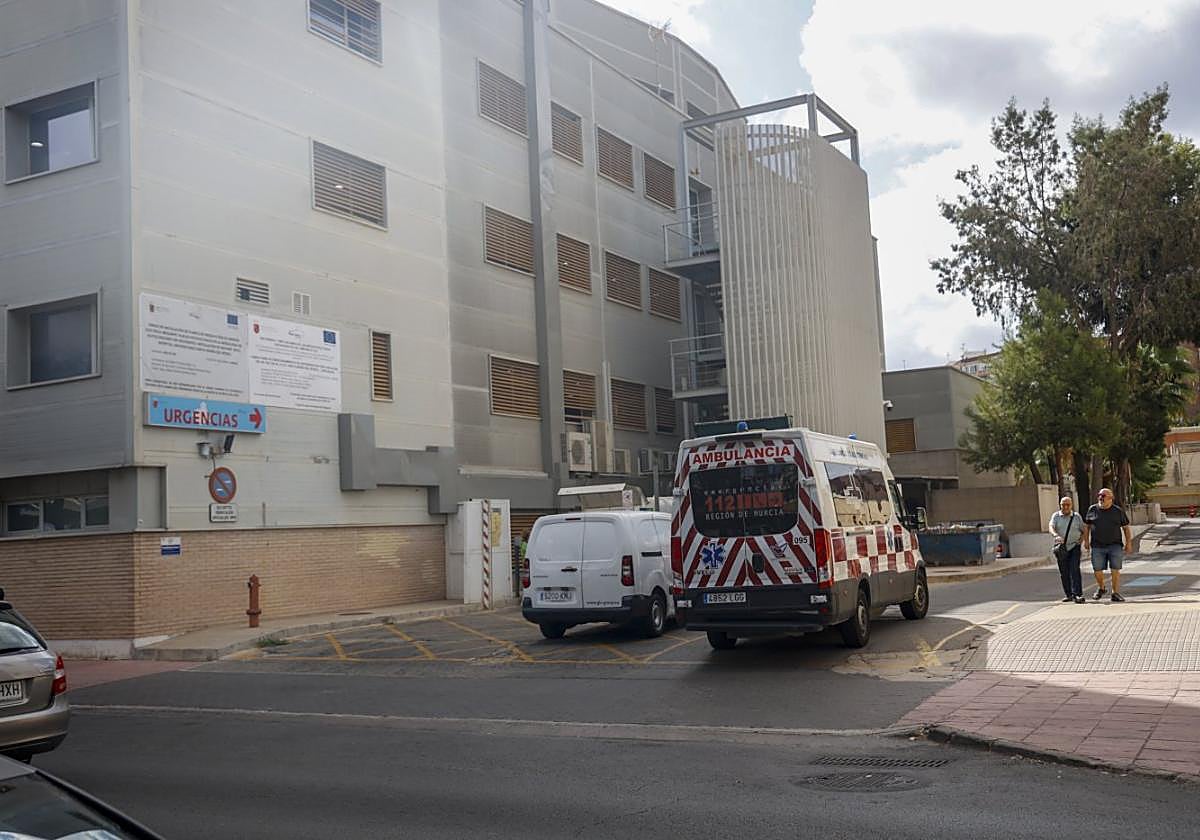 Una ambulancia llega a la puerta de Urgencias del hospital Santa María del Rosell, en una imagen de este martes.
