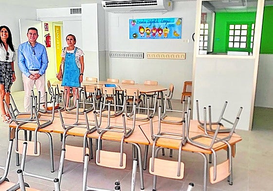 El alcalde de lorquí en la visita a la escuela infantil.