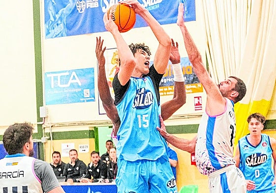 Flores, en una disputada acción en el pasado 'playoff' de Segunda FEB entre La Salud y Melilla.