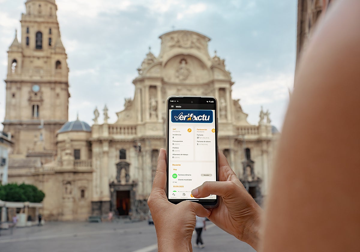 Un usuario enviando una factura Verifactu desde STEL Order, el software de facturación mejor valorado del mercado.