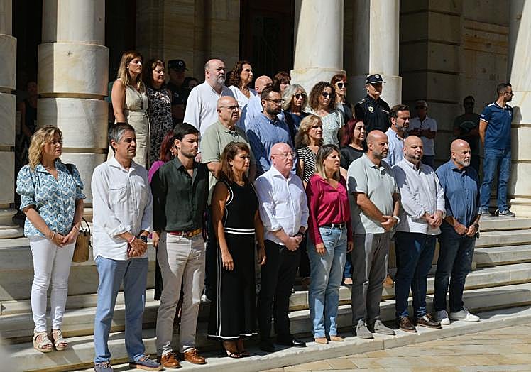 Los ediles guardan un minuto de silencio.