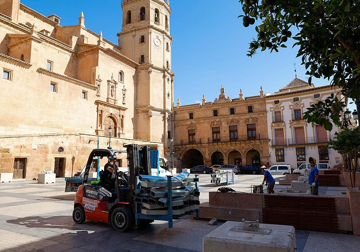 Operarios trabajan en el montaje de la Feria.