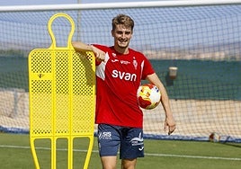Antxon Jaso, ayer, tras el entrenamiento grana en las instalaciones de La Torre Golf Resort.