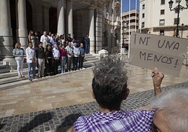 Concejales y vecinos de Cartagena concentrados por el crimen.