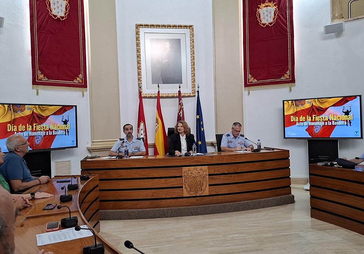 La alcaldesa y mandos de la Escuela de Paracaidismo, ayer.