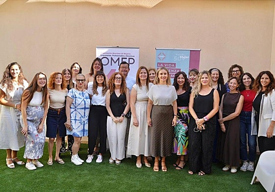 Las emprendedoras seleccionadas, con la consejera de Igualdad, Conchita Ruiz, ayer.