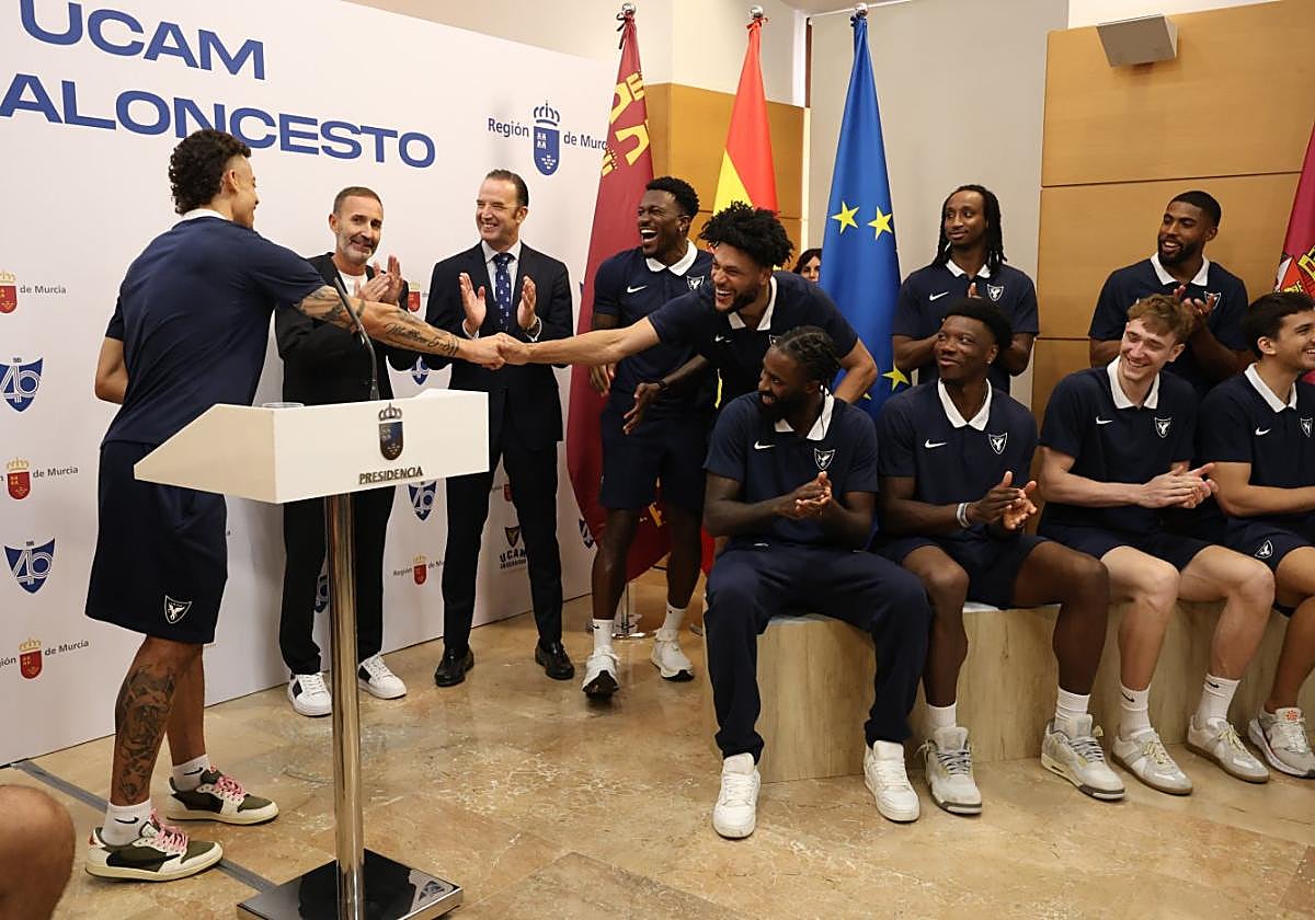 El capitán Jonah Radebaugh saluda a Kaiser Gates tras leer su primer discurso en español.