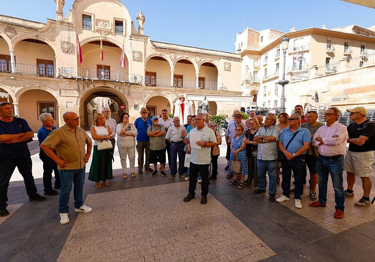 Integrantes del movimiento ciudadano en la plaza de España, ayer.
