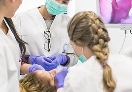 Una clase práctica de Higiene Bucodental, en una foto de archivo.