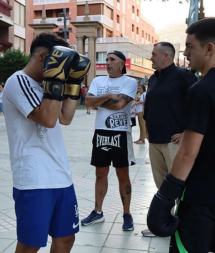 Imagen secundaria 2 - Exhibición de boxeo al aire libre.
