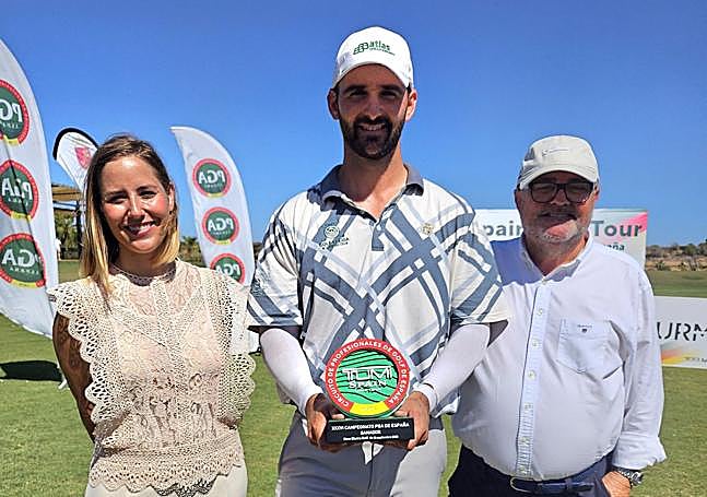 Andrea Pascual, responsable de Comunciación de NSG y Miguel Ángel Pascual, el presidente de NSG, flanqueando al ganador Cuartero.
