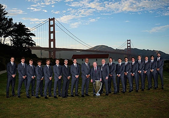 Los componentes de los dos equipos y sus capitanes, junto al legendario Rod Laver, en San Francisco.