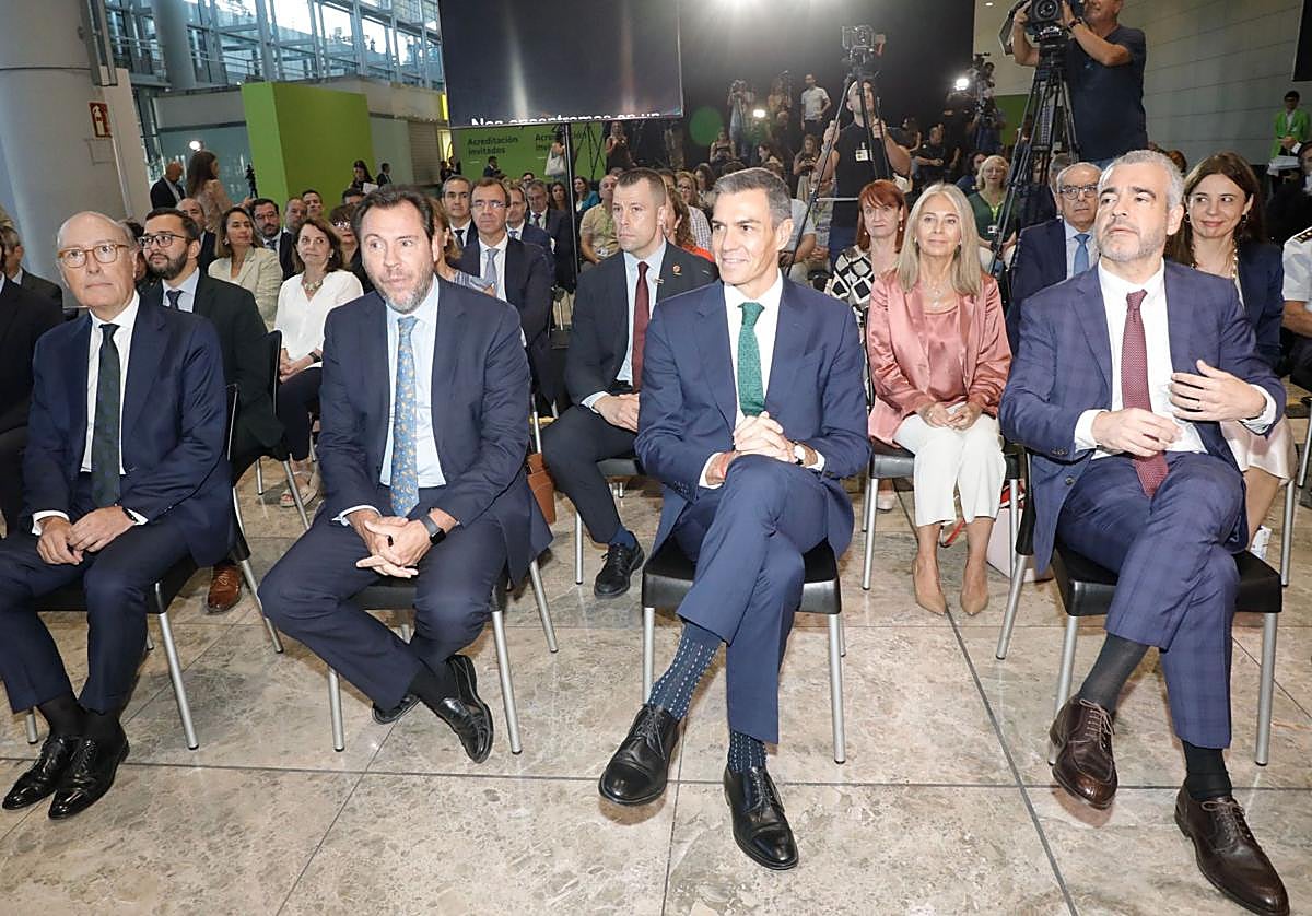 Javier Marín, Óscar Puente, Pedro Sánchez y Maurici Lucena, este jueves en el aeropuerto de Alicante.