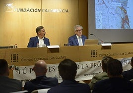 Los decanos de los ingenieros de Caminos, Canales y Puertos de Murcia y Valencia, Alejandro Lázaro y Javier Machí, durante una jornada este jueves para informar sobre la 'ILP Ley de Aguas'.