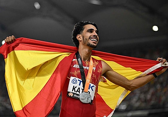 El muleño Mo Katir da la vuelta de honor al estadio con la bandera española tras su plata en los 5.000 metros del Mundial de Budapest, en agosto de 2023.