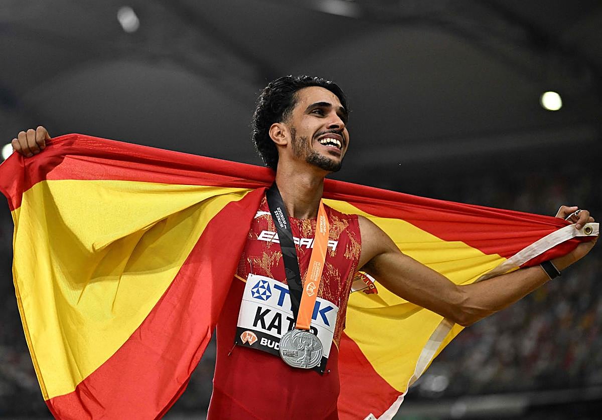 El muleño Mo Katir da la vuelta de honor al estadio con la bandera española tras su plata en los 5.000 metros del Mundial de Budapest, en agosto de 2023.