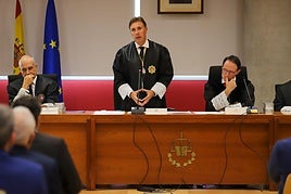 Manuel Luna interviene en el acto de Apertura del Año Judicial, entre José María Pérez Crespo Paya, presidente de la Sala de lo Contencioso Administrativo (izq.), y el fiscal superior de la Región, José Luis Díaz Manzanera.