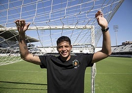 Lucho García, portero del Cartagena, agarrado a las redes de una de las porterías del Cartagonova.