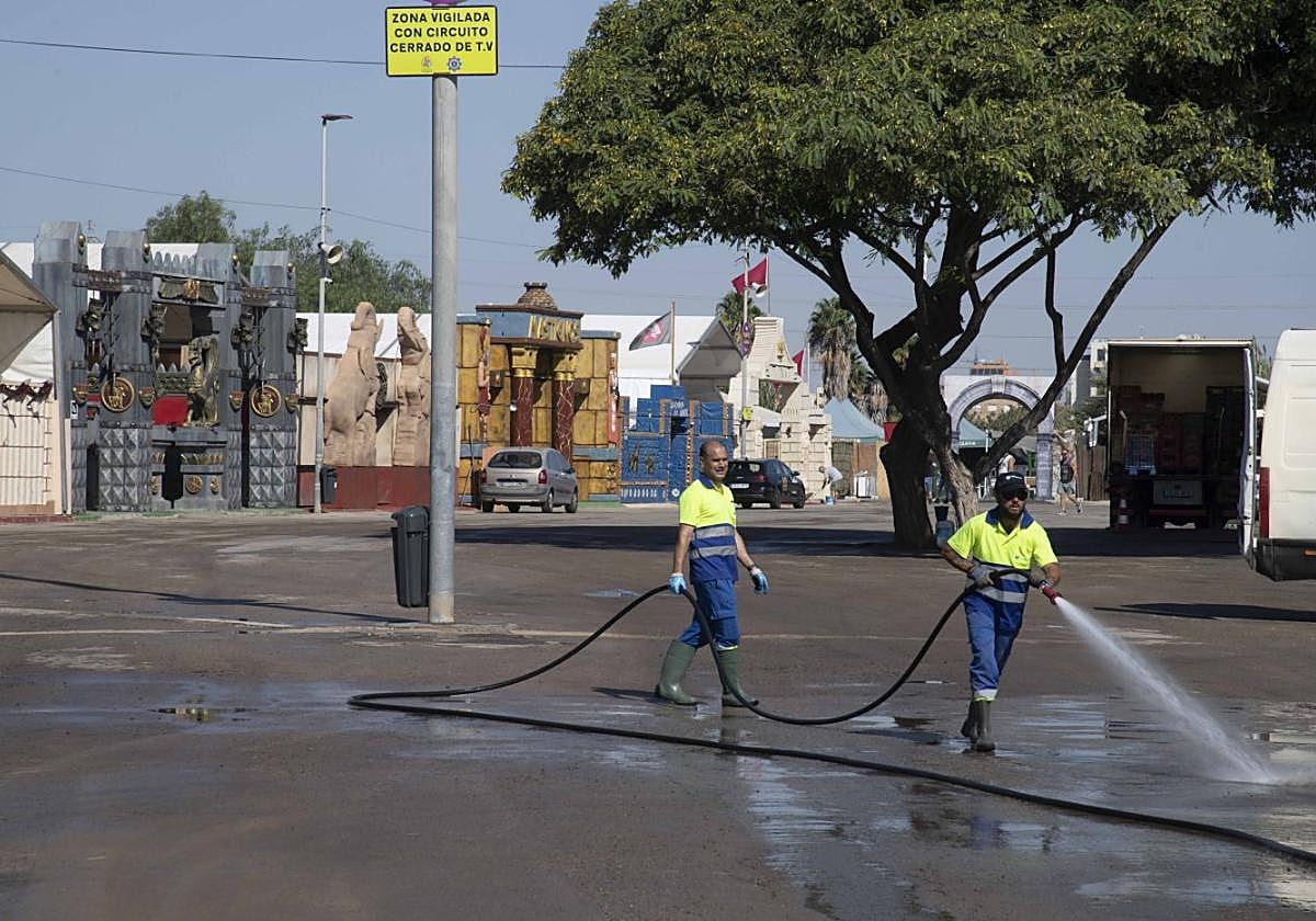 Operarios de Lhicarsa concluían la limpieza del recinto festero en una imagen de este jueves.