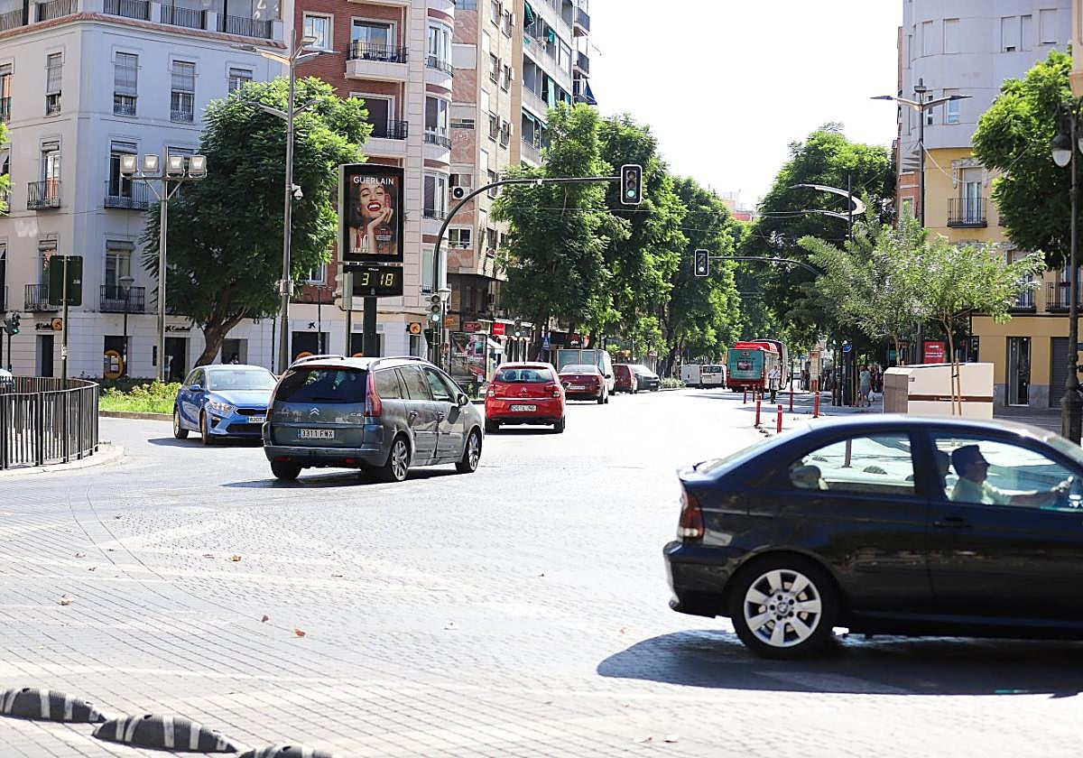 Imagen del tráfico rodado en la plaza González Conde, corazón del barrio carmelitano, ayer por la tarde.