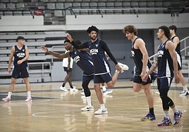 Gates y De la Torre estiran el uno al lado del otro en un entrenamiento de pretemporada.