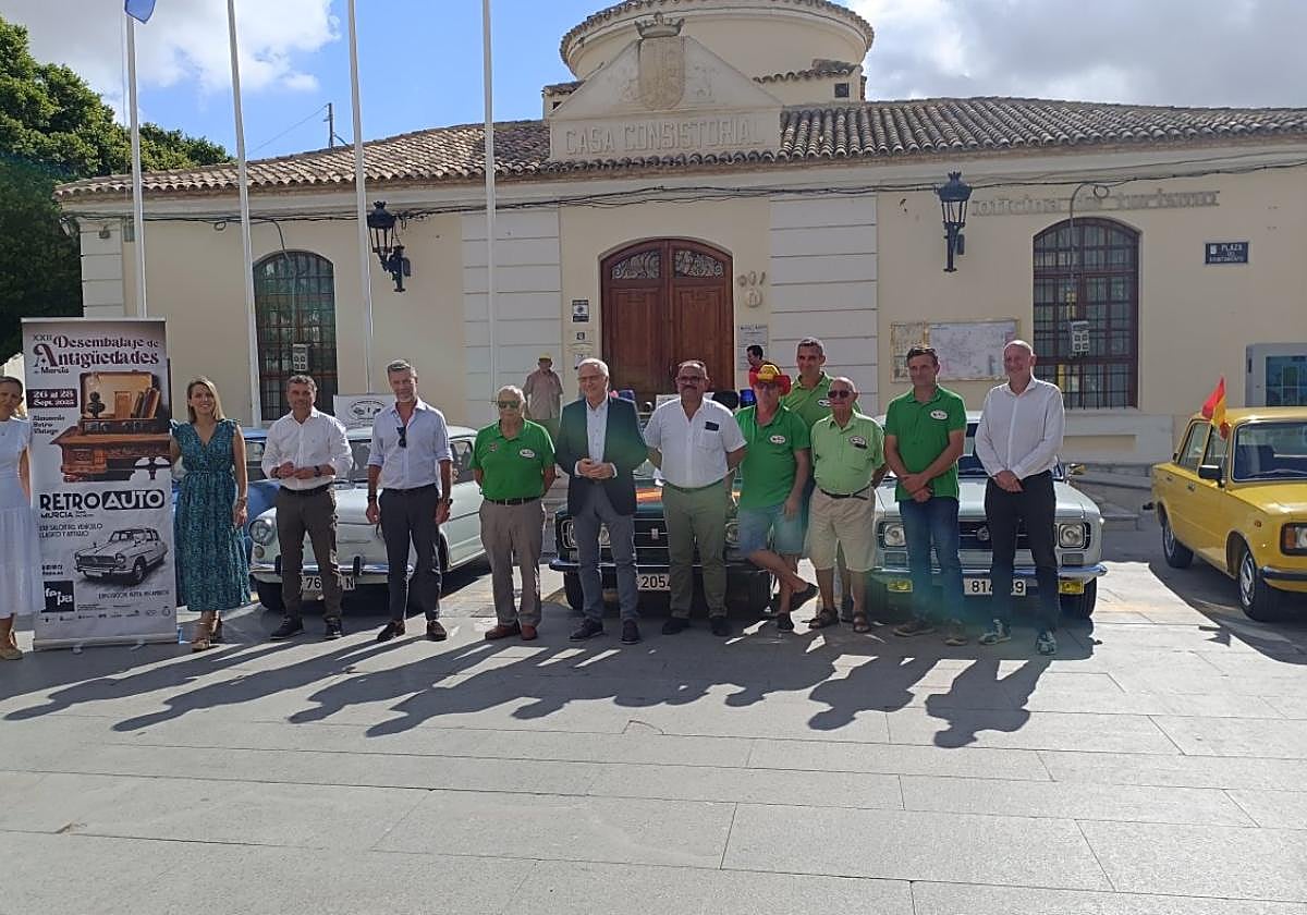 Pedro Ángel Roca, Antonio Miras y José Ángel Galindo, en la presentación del Desembala de Antigüedades y RetroAuto, en Torre Pacheco, esta semana.