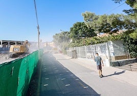 Maquinaria pesada trabaja en la zona de soterramiento, entre una vivienda y el colegio Ana Caicedo.
