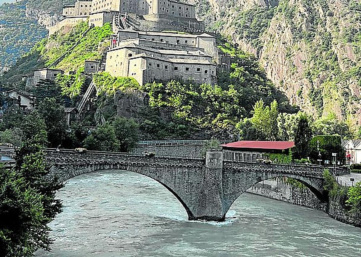 Imagen secundaria 1 - Descenso de los Alpes por el valle d'Aosta. | Fortaleza de Brad. | Río Magra a su paso por Sarzana.