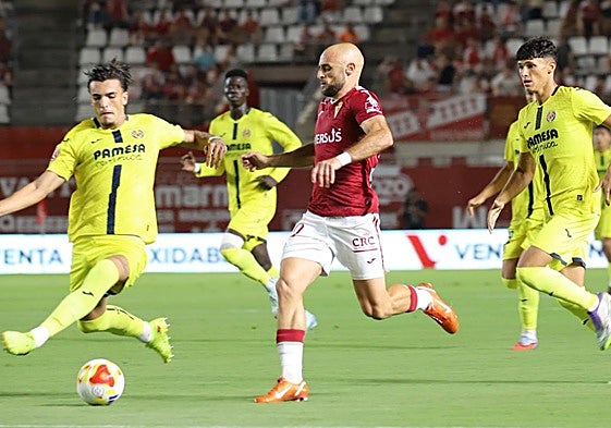 Ekain conduce el balón.