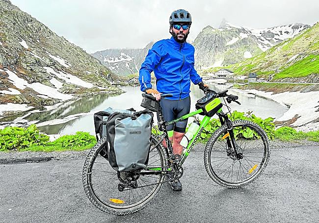 El autor en el lago Júpiter, el paso de montaña del Gran San Bernardo.