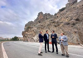 El consejero de Fomento e Infraestructuras, Jorge García Montoro, supervisa la finalización de las obras de la carretera.