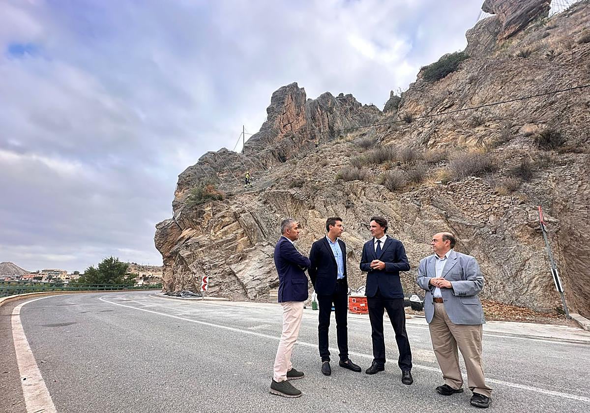 El consejero de Fomento e Infraestructuras, Jorge García Montoro, supervisa la finalización de las obras de la carretera.
