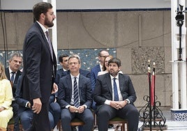 José Ángel Antelo pasa por delante de Fernando López Miras y Marcos Ortuño en la Asamblea Regional.