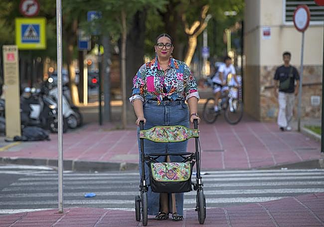 Gracia Álvarez moviéndose esta semana con su andador por una calle de Murcia.