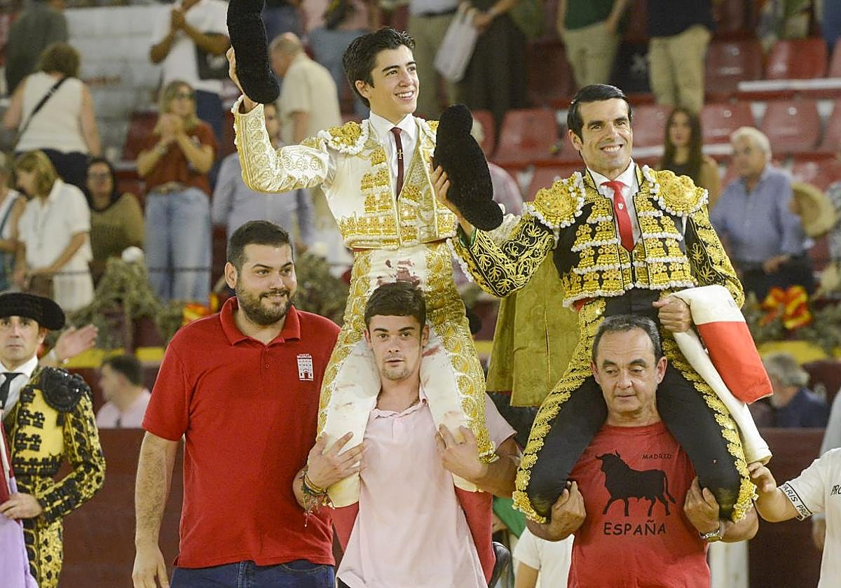 Marco Pérez (i) y Emilio de Justo salen a hombros de La Condomina tras la faena de ete sábado por la tarde.
