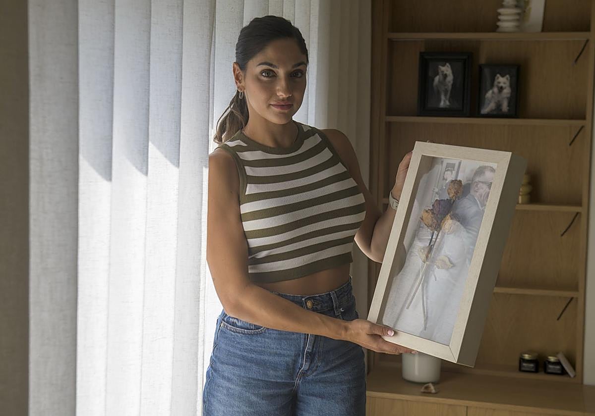 Andrea Pérez muestra una fotografía de su padre, fallecido en accidente hace casi 6 años en Murcia.