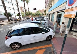 Zona de aparcamiento para residentes en el barrio de Santa María de Gracia, junto al Hospital de la Vega, en Murcia.