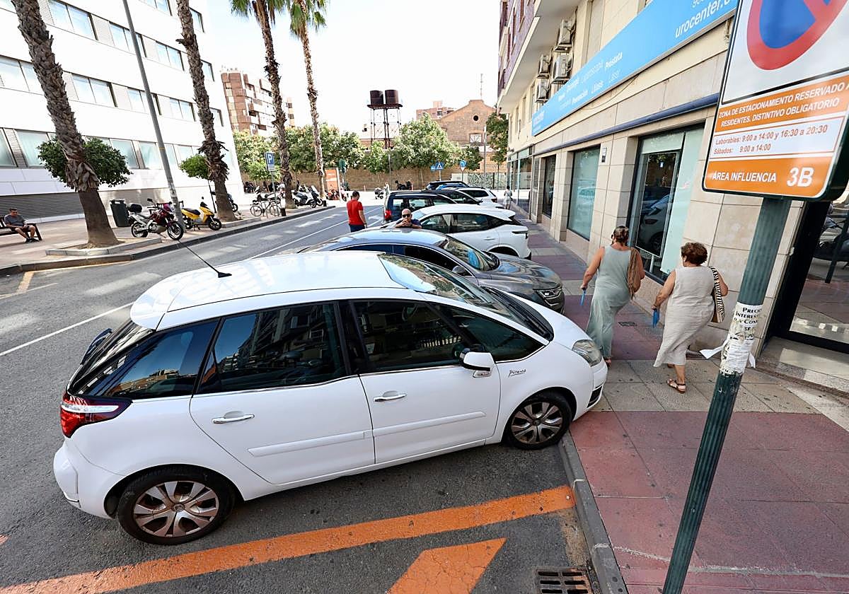 Zona de aparcamiento para residentes en el barrio de Santa María de Gracia, junto al Hospital de la Vega, en Murcia.