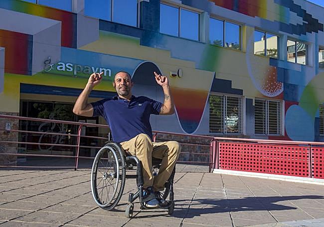 Guzmán Martín posa en la puerta de la sede de Aspaym, en Murcia, con la que colabora desde hace años.